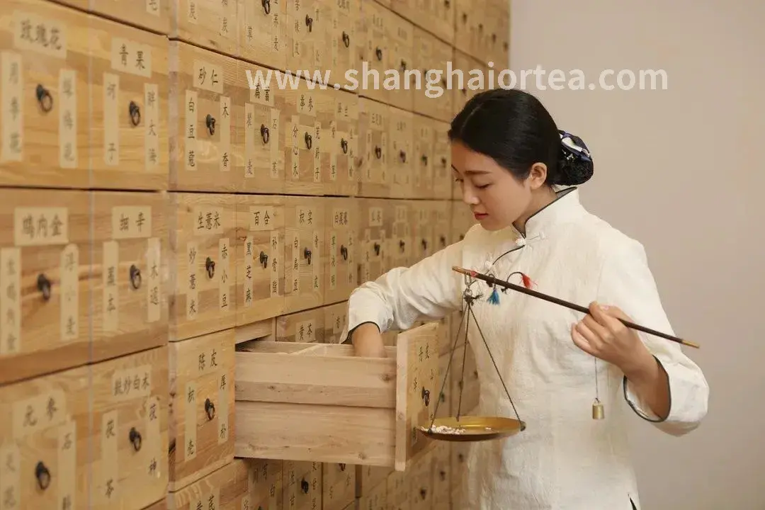 按摩师正在为顾客进行手法按摩