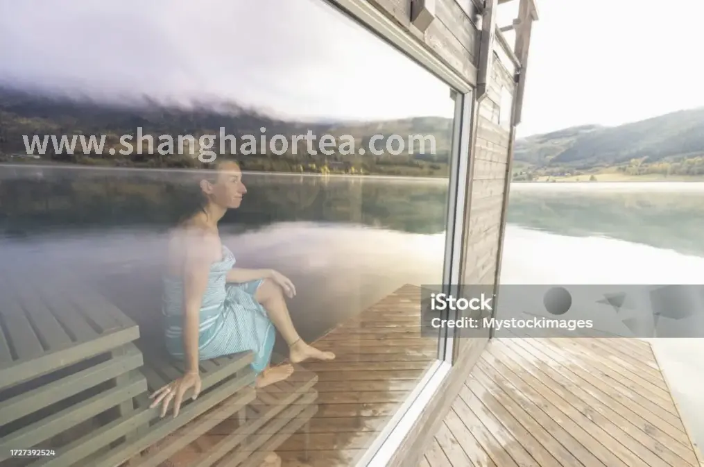 专业按摩师正在为客户进行肩颈按摩