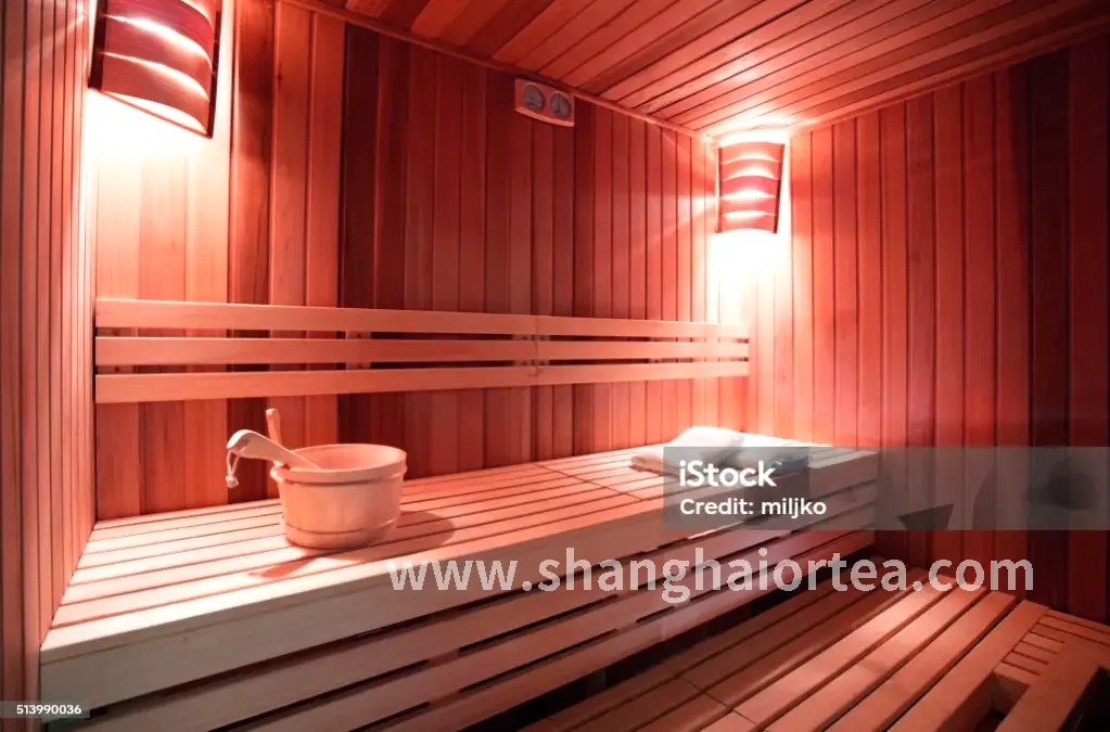 用拇指弹拨手腕进行按摩